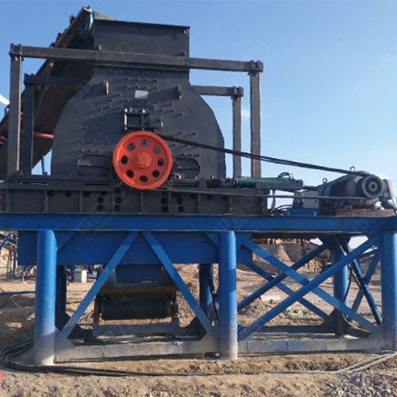 Дробилка для твёрдых пород 1210 производительностью 200 тонн в час приводится в действие двумя электродвигателями.